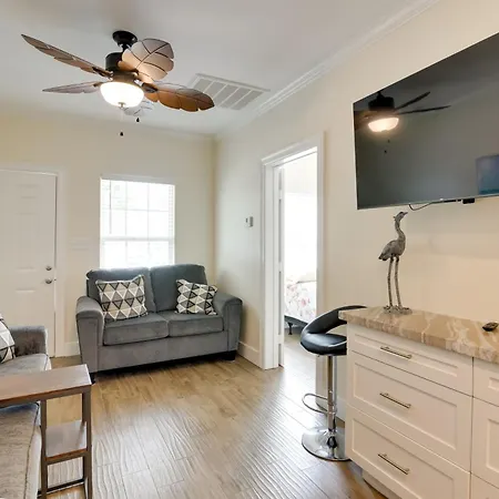 Cozy Galveston Vacation Rental Less Than 1 Mi To Beach!